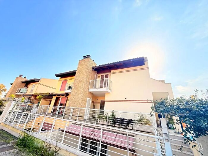 Appartamento quadrilocale in vendita in Via Barzanò, Roma