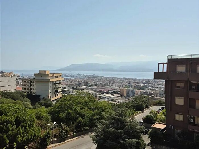 Appartamento trilocale in vendita in Via Carrubara, Messina