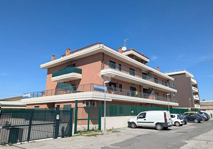 Appartamento bilocale in vendita in Via Roberto Peribeni, Roma