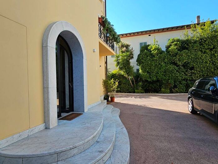 Appartamento trilocale in affitto in Via Vittorio Veneto, Centro, Forte dei Marmi