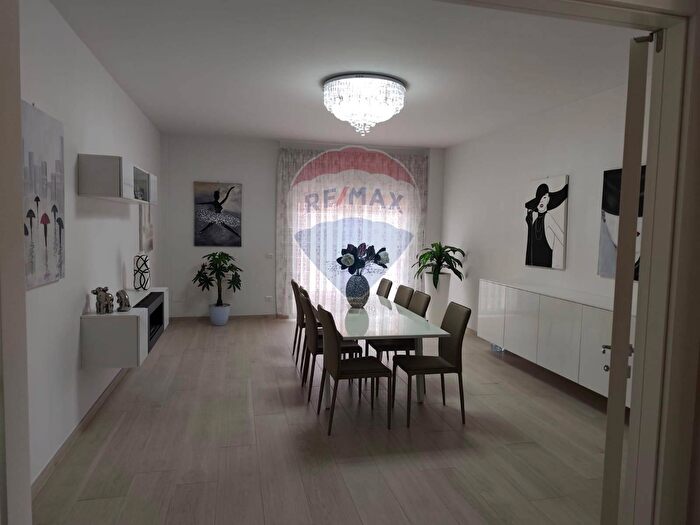 Appartamento con 8 locali in vendita in Via Augusto Righi, Comiso