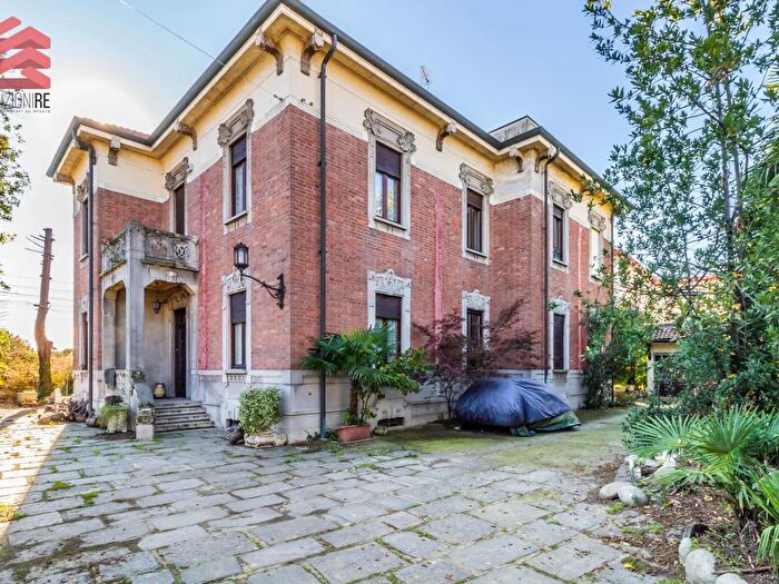 Casa con 16 locali in vendita in Via Silvio Pellico, Trecate