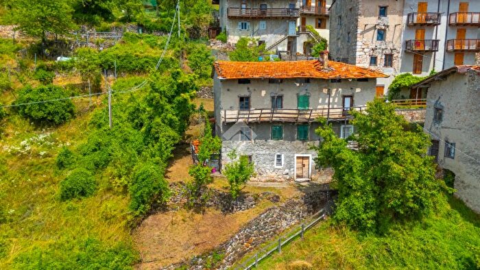 Casa con 6 locali in vendita in Frazione Scottini, Terragnolo