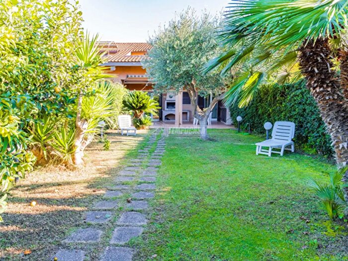 Casa quadrilocale in vendita in Via Marte, Ladispoli