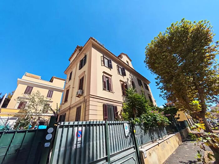 Appartamento quadrilocale in vendita in Via Rutilio Namaziano, Roma