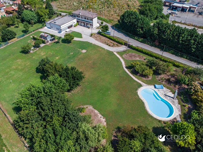 Casa con 12 locali in vendita in Via Umberto I, Vigonza