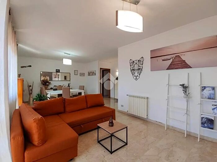 Appartamento con 5 locali in vendita in Via Enrico Fermi, Genova