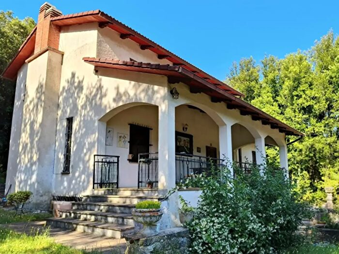 Casa con 8 locali in vendita in Strada di Itieli Snc, Narni