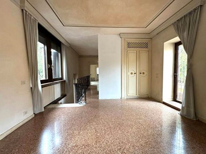 Appartamento con 6 locali in vendita in Via dei Montecchi, Verona