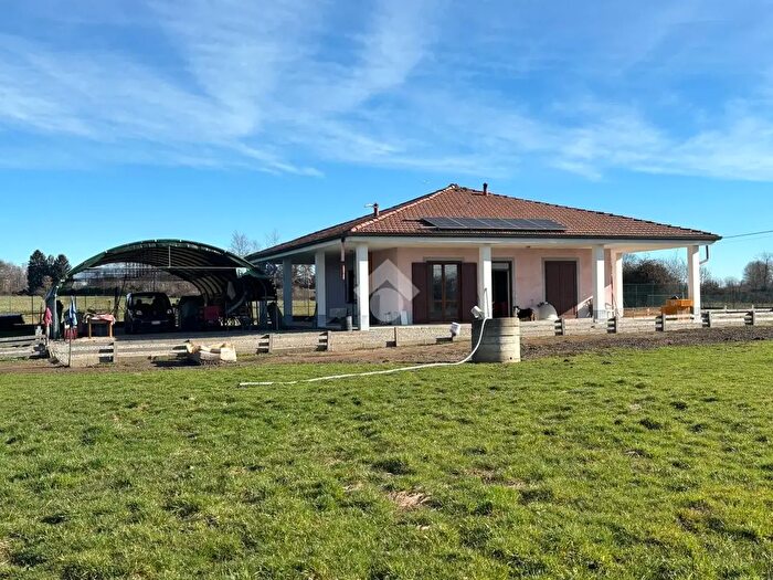 Casa trilocale in vendita in Via Suno, Agrate Conturbia