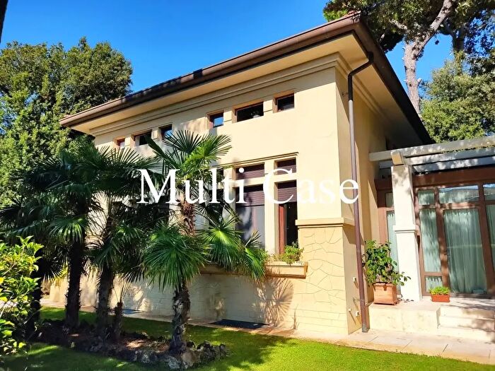 Casa con 12 locali in vendita in Camaiore