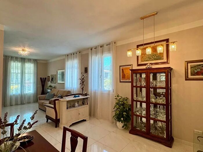 Casa con 10 locali in vendita in Lucca