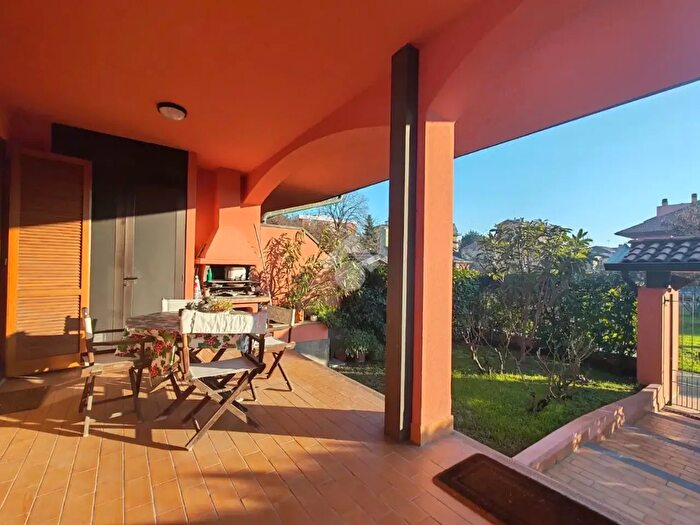 Casa con 5 locali in vendita in Piazza Giovanni Falcone, Opera