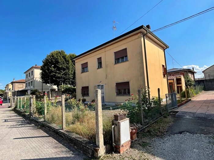 Casa con 6 locali in vendita in Viale Bruno Buozzi, Voghiera