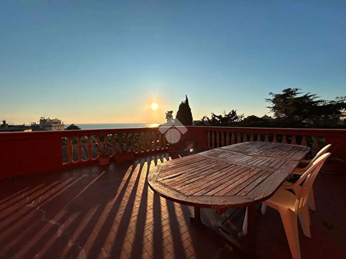 Appartamento con 9 locali in vendita in Via S Nazaro, Genova