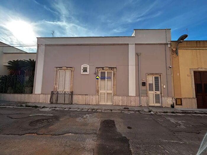 Casa con 9 locali in vendita in Via Alessandro Volta, Squinzano