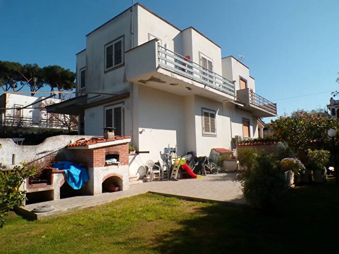 Casa con 5 locali in vendita in Viale del Pesco, Anzio