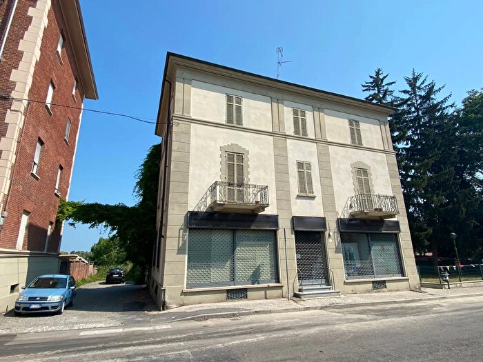 Casa con 11 locali in vendita in Viale Morozzo San Michele, Casale Monferrato