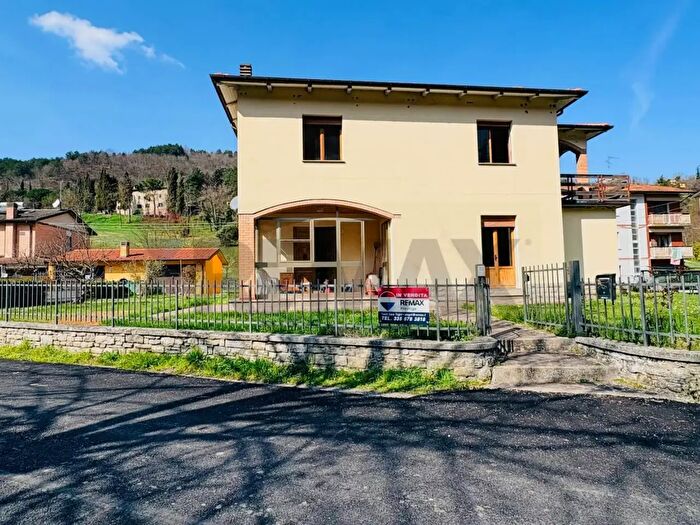 Casa con 6 locali in vendita in Via Mazzini, Tredozio