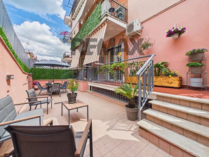 Appartamento trilocale in vendita in Via Montefiascone, Roma