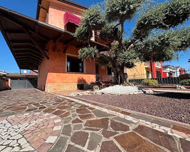 Casa quadrilocale in vendita in Campagna Lupia