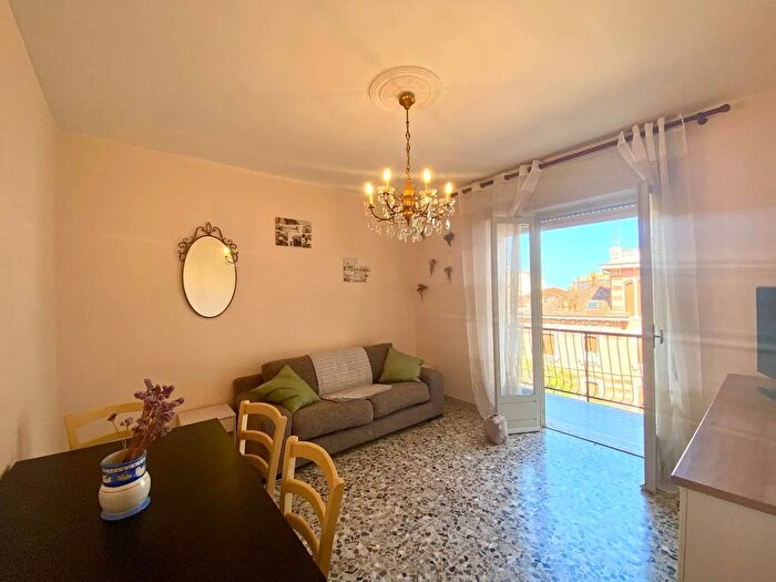 Appartamento trilocale in affitto in Via Cristoforo Colombo Taggia, Taggia