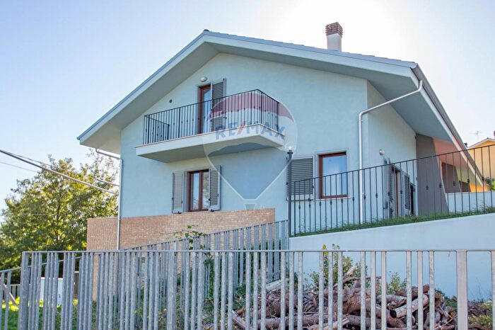 Casa con 6 locali in vendita in Via Luigi Renzetti Snc, Chieti