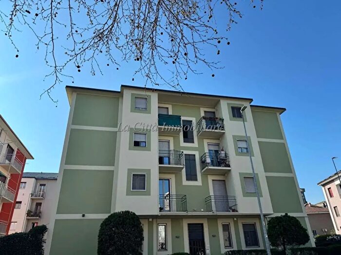 Appartamento trilocale in affitto in Viale Giulio Cesare, Novara