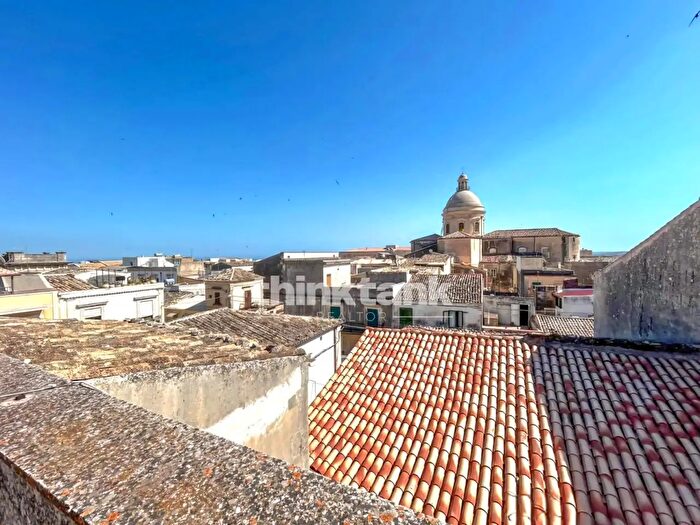 Casa con 9 locali in vendita in Via Gianluca Barbieri, Noto