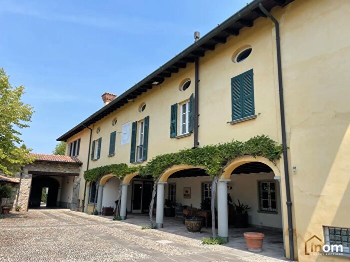 Casa con 7 locali in vendita in Via Castello, Adro