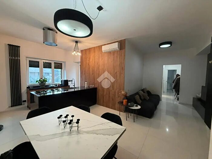 Appartamento trilocale in vendita in Via Alessandro Volta, Rende