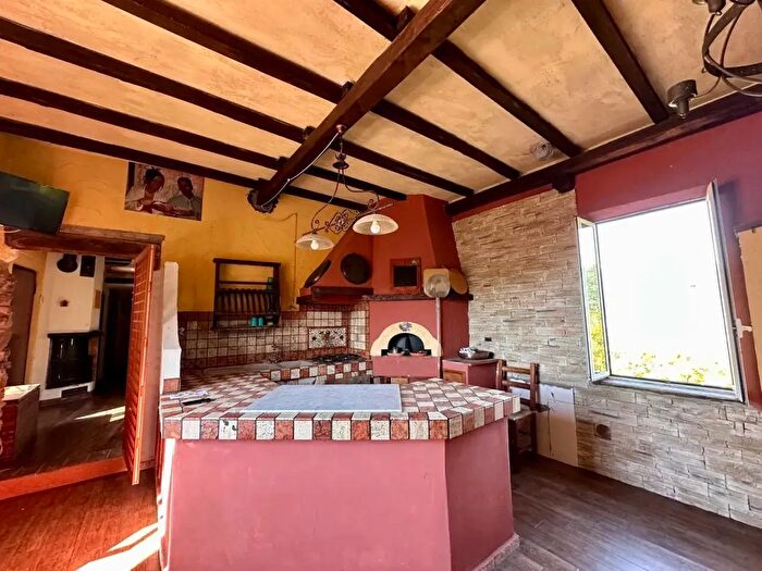 Casa con 6 locali in vendita in Podenzana