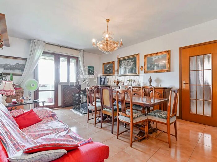 Appartamento trilocale in vendita in Via Abruzzi, Segrate