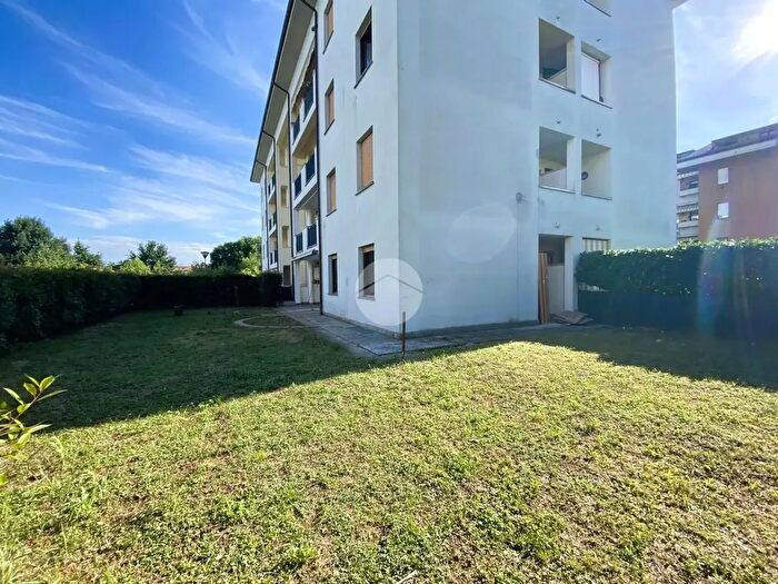 Appartamento trilocale in vendita in Via San Fermo, Rovato