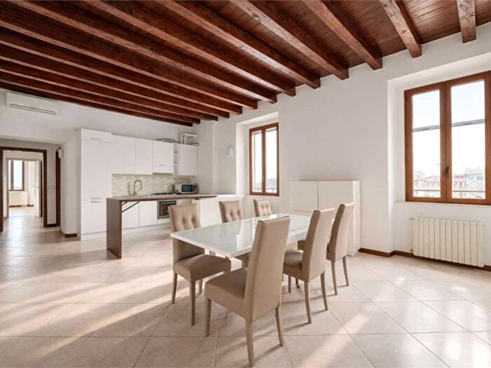 Appartamento trilocale in affitto in Via Poli, Centro, Arona
