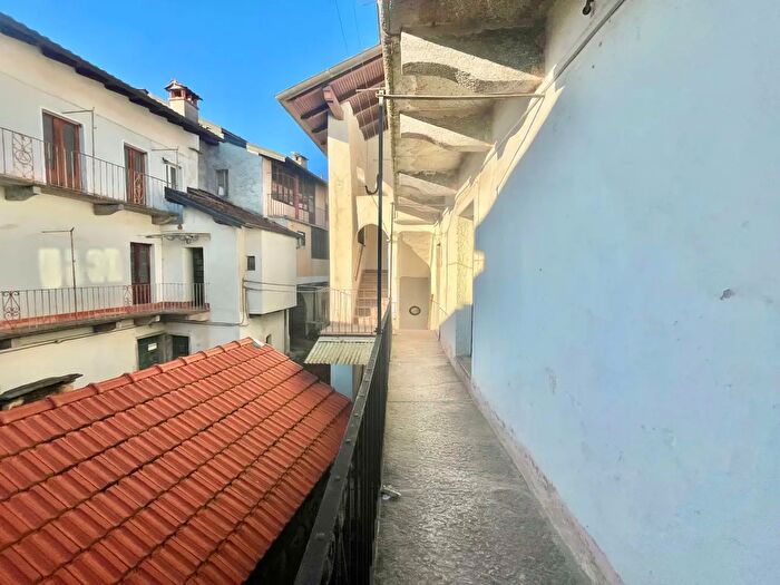 Casa con 10 locali in vendita in Ghiffa