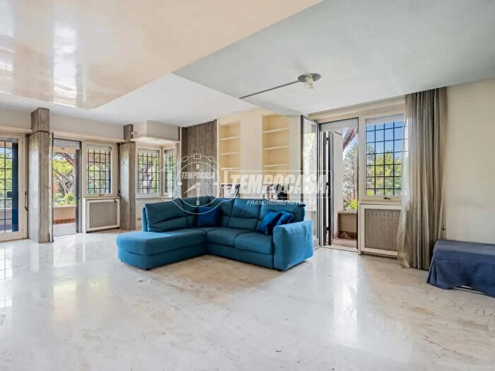 Appartamento con 7 locali in vendita in Via Mario Mencatelli, Roma