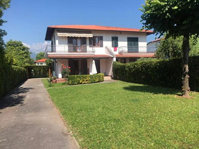 Casa con 6 locali in affitto in Forte Dei Marmi