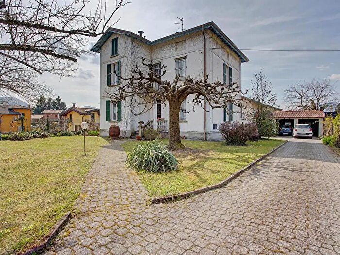 Casa con 15 locali in vendita in Via Giuseppe Garibaldi, Marchirolo