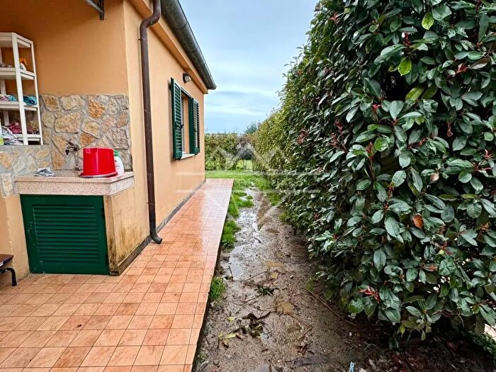 Casa quadrilocale in vendita in Luni