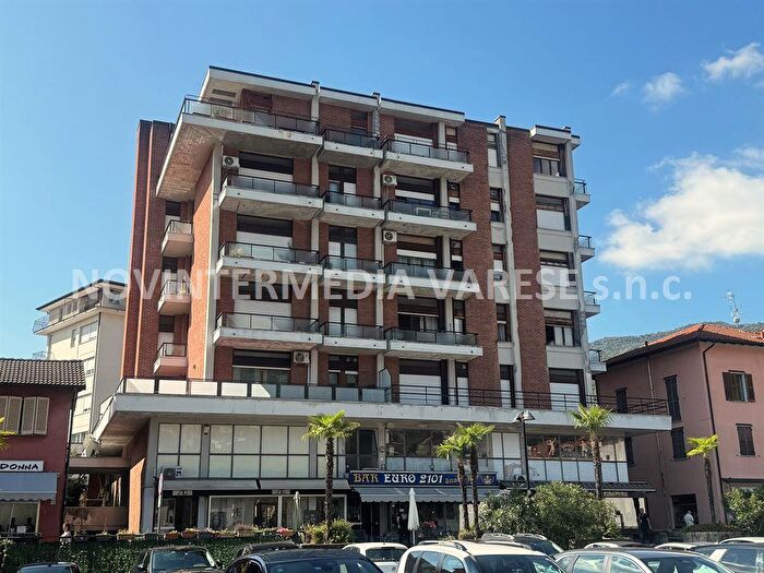 Appartamento trilocale in vendita in Via Malcotti, Lavena Ponte Tresa