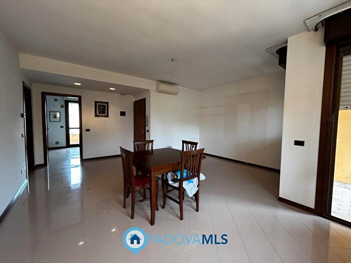 Appartamento quadrilocale in vendita in Via Gino Camurri, Padova