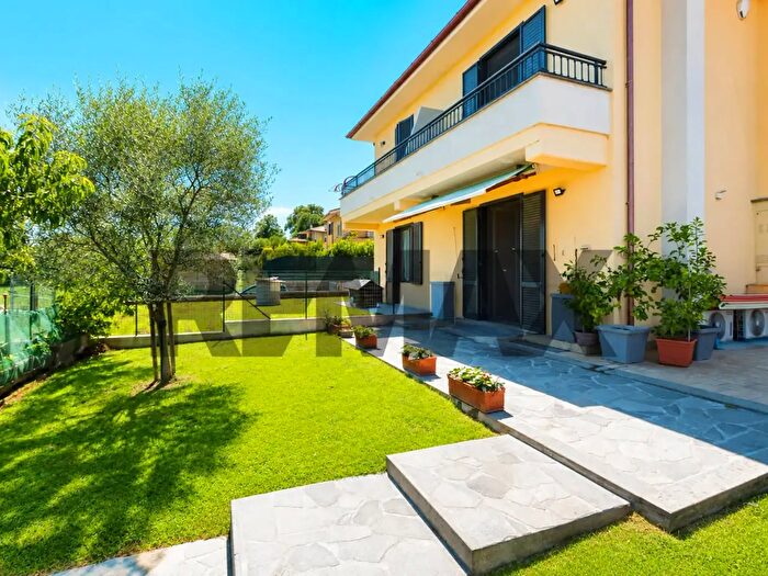 Casa con 8 locali in vendita in Strada Montecchio Scomparti, Capodimonte