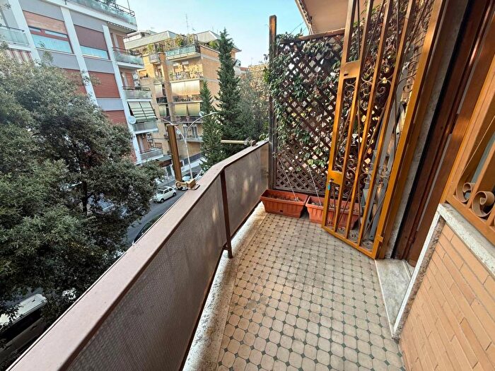 Appartamento trilocale in affitto in Via Tito Omboni, Navigatori, Roma