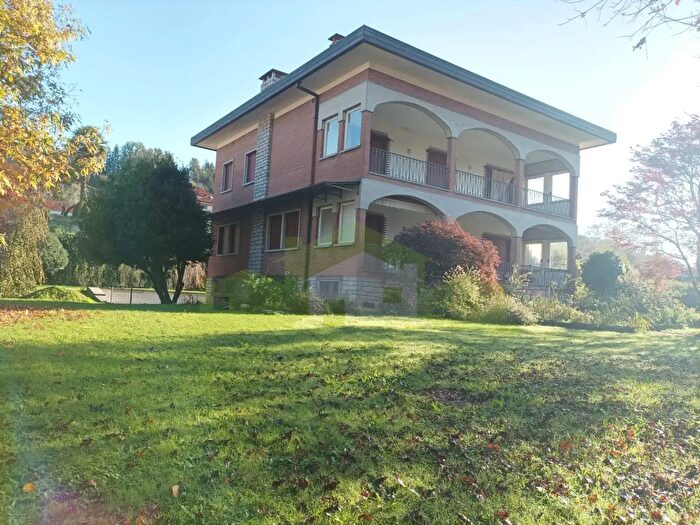 Casa con 11 locali in vendita in Via Loss, Borgosesia