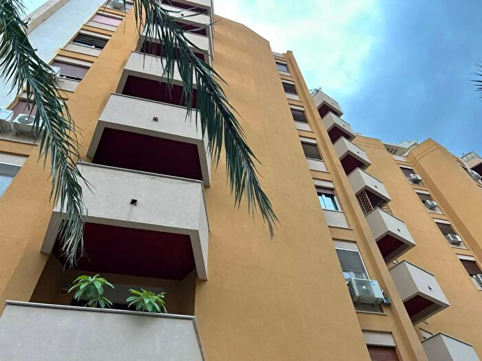Appartamento con 6 locali in affitto in Viale Regina Margherita, Palermo