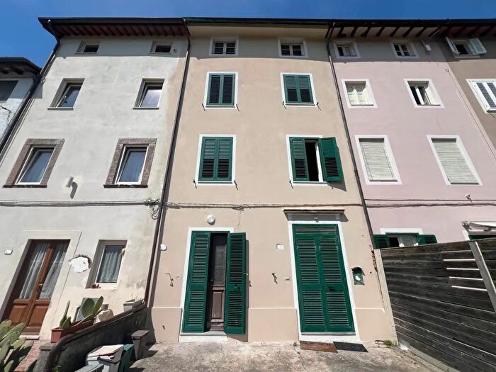Casa con 6 locali in vendita in Lucca
