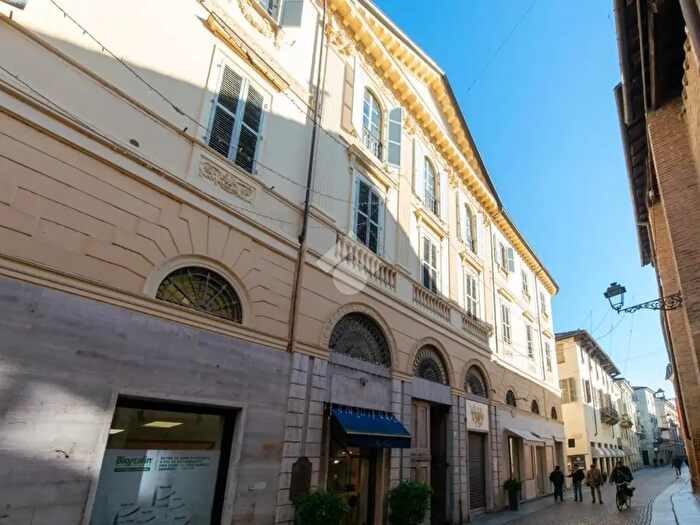 Appartamento con 9 locali in vendita in Via Camillo Benso Cavour, Casale Monferrato