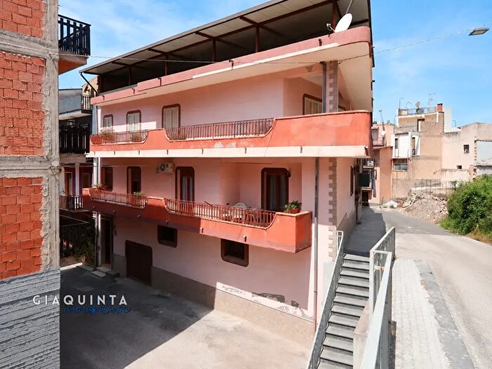 Casa con 6 locali in vendita in Via Pietro Maroncelli Snc, Palagonia