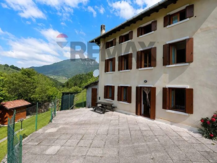 Casa con 7 locali in vendita in Contrada Valpiana, Foza